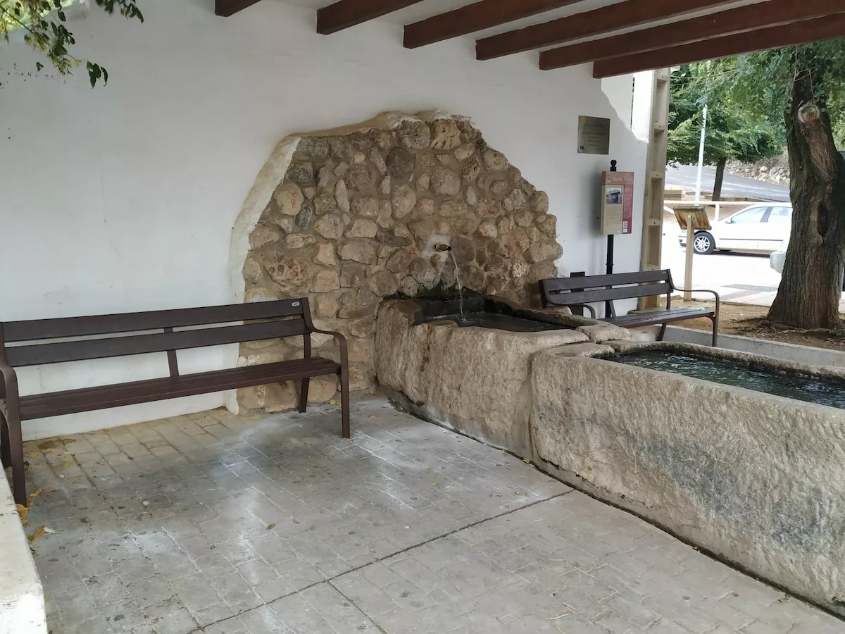 Besøg Fuente Vieja (det gamle springvand) i den gamle del af landsbyen | 