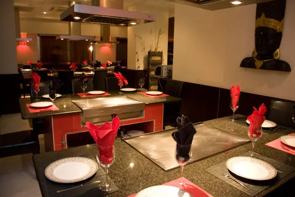 In restaurant Makati voelt u zich op een gezellige plek, met zijn elegante inrichting