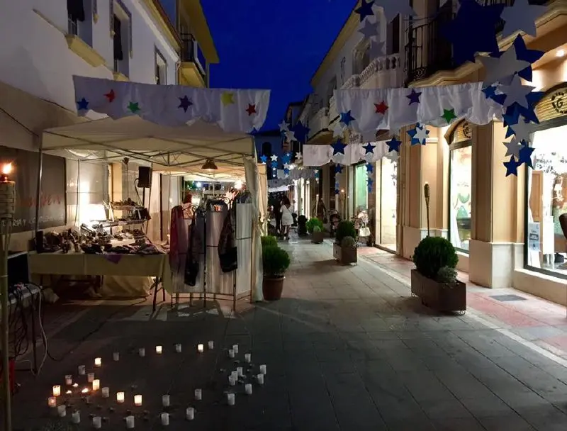 Die Noche en Blanco, ein traditionelles andalusisches Fest, das im Juni gefeiert wird