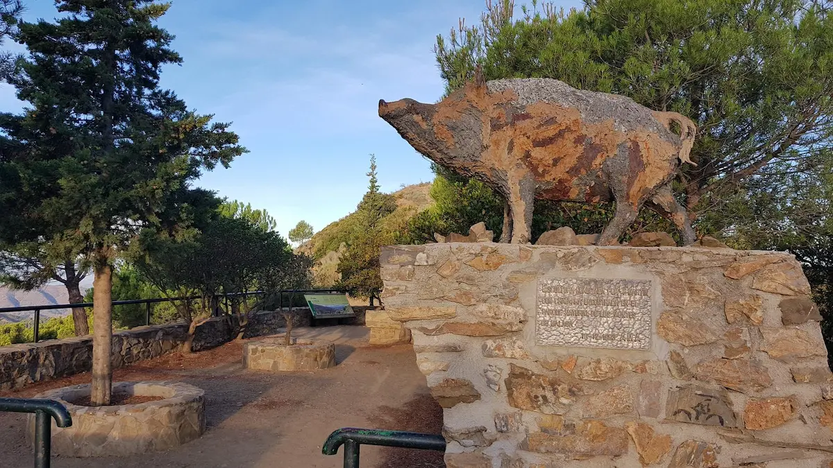 Sculptuur van een wild zwijn bij de 'Mirador del Cochino'