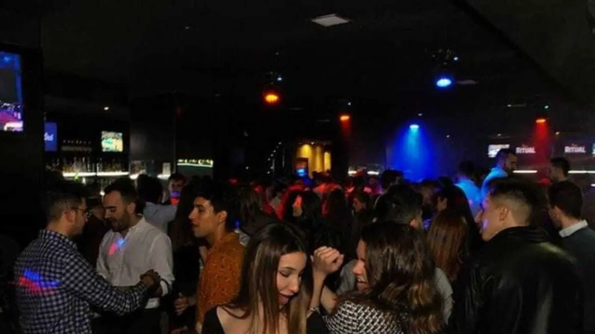 Livlig natscene på natklubben Andén, den ikoniske festdestination i Malaga