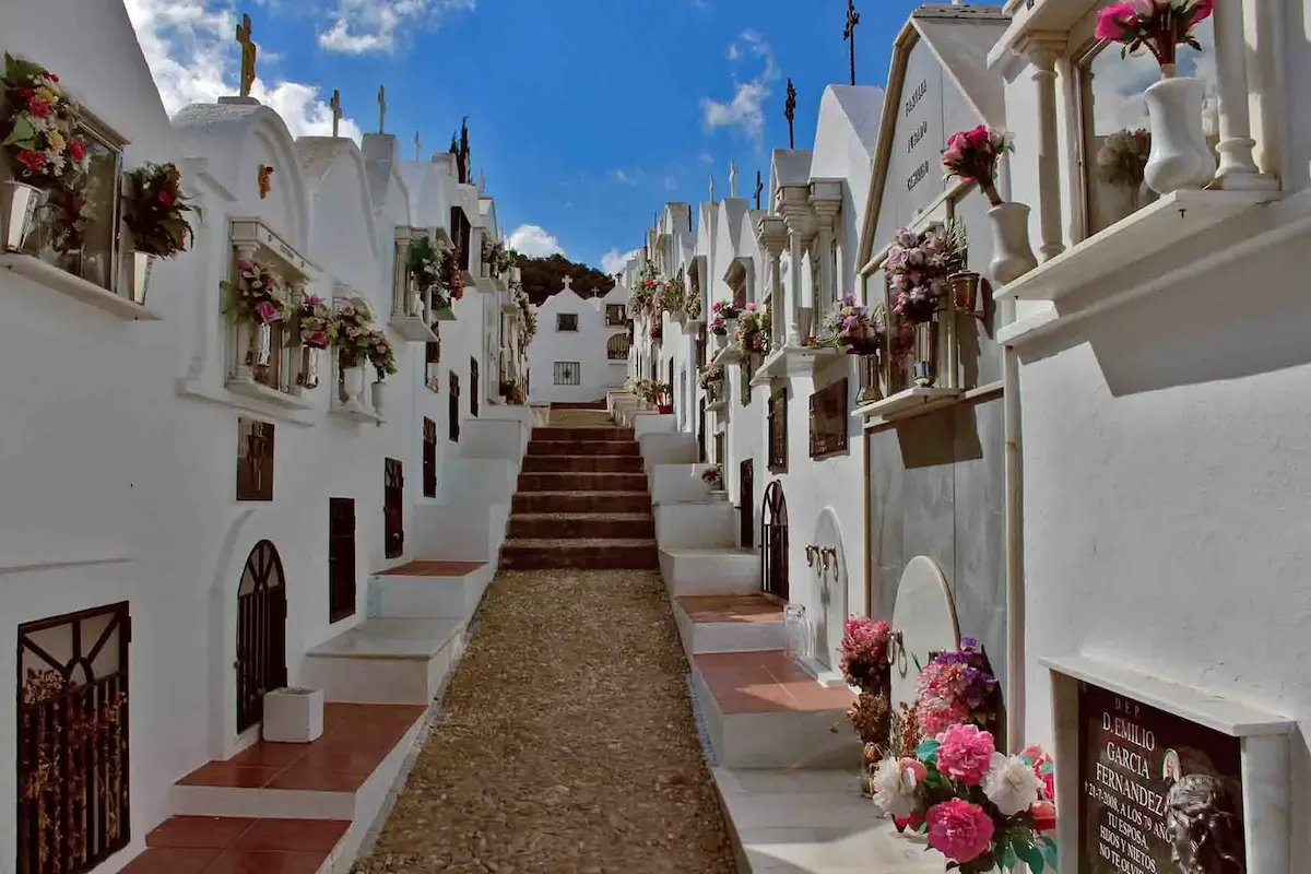 Surprenant cimetière blanc de Casabermeja