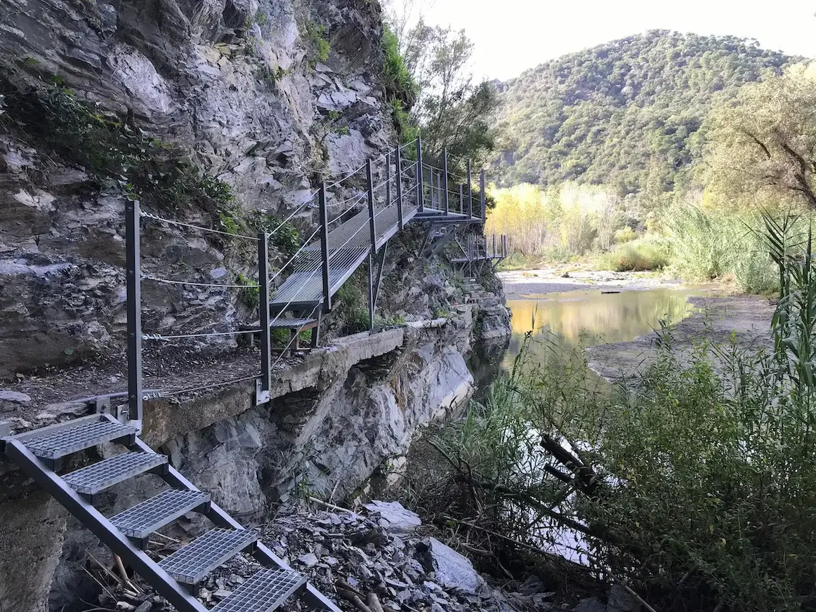 Espectacular ruta para hacer senderismo en Genalguacil