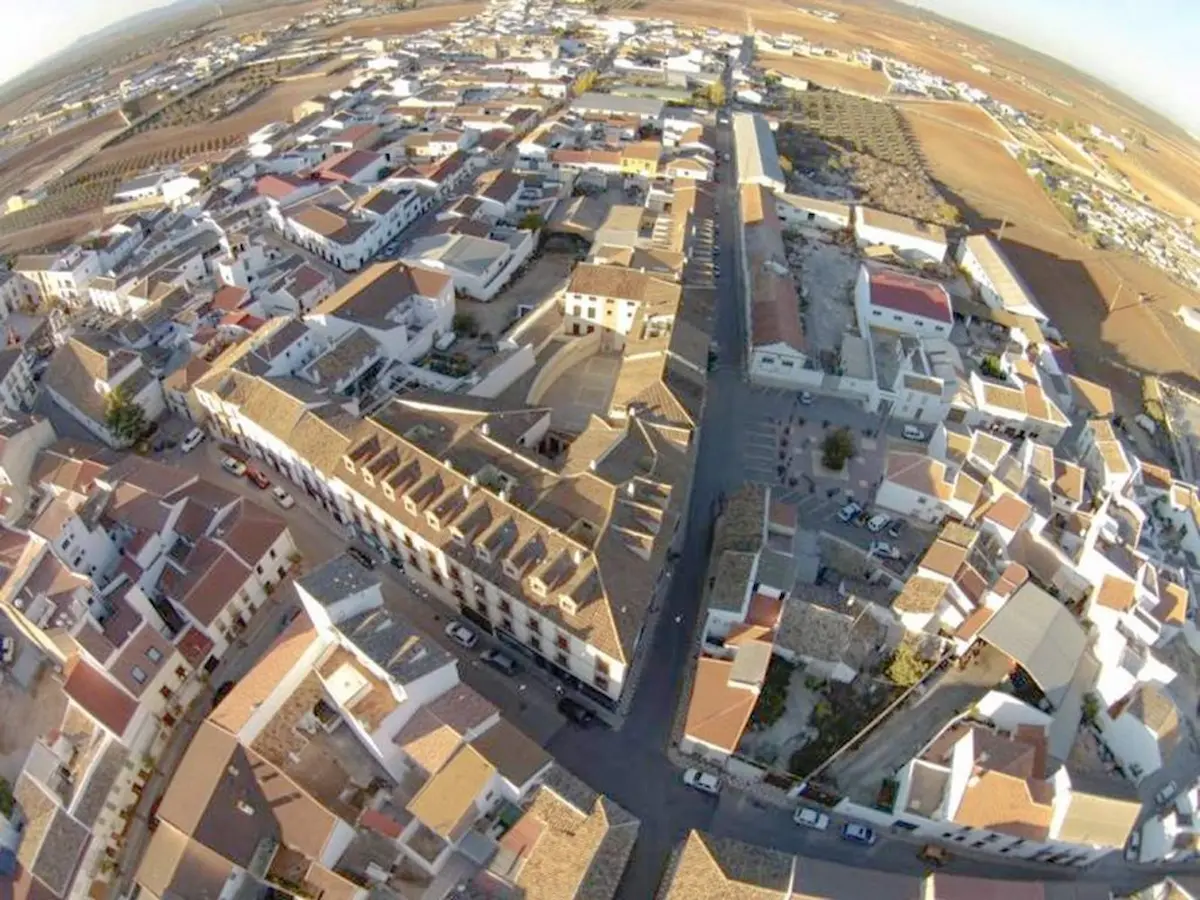 Luftaufnahme des Dorfes Mollina