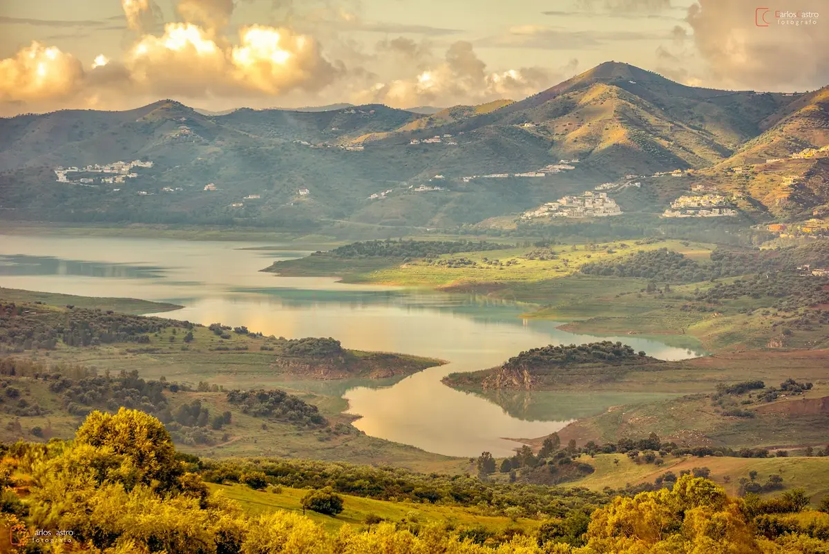 Vistas al pantano de La Viñuela desde Periana