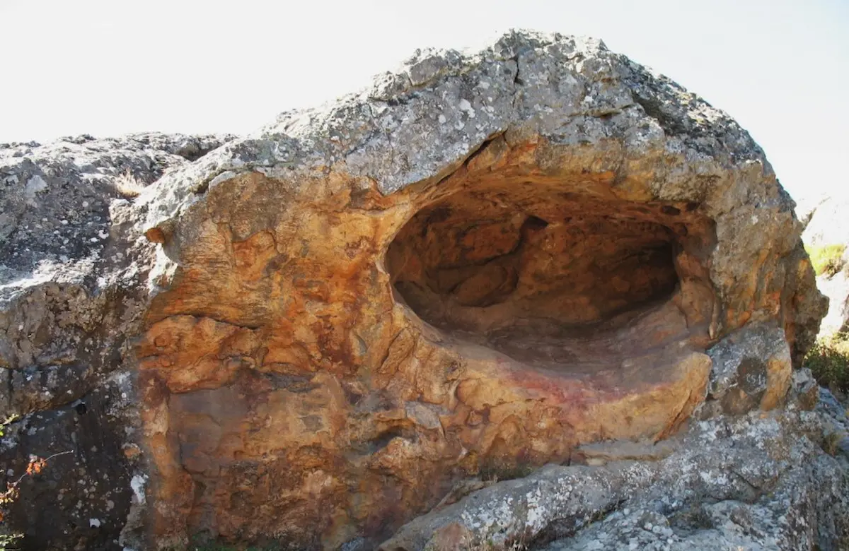 Pitture preistoriche nelle grotte vicino al villaggio