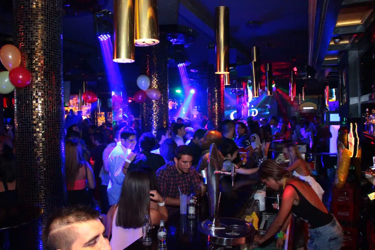 Night at the discotheque Sala Gold, where music, lights and energy create the perfect atmosphere