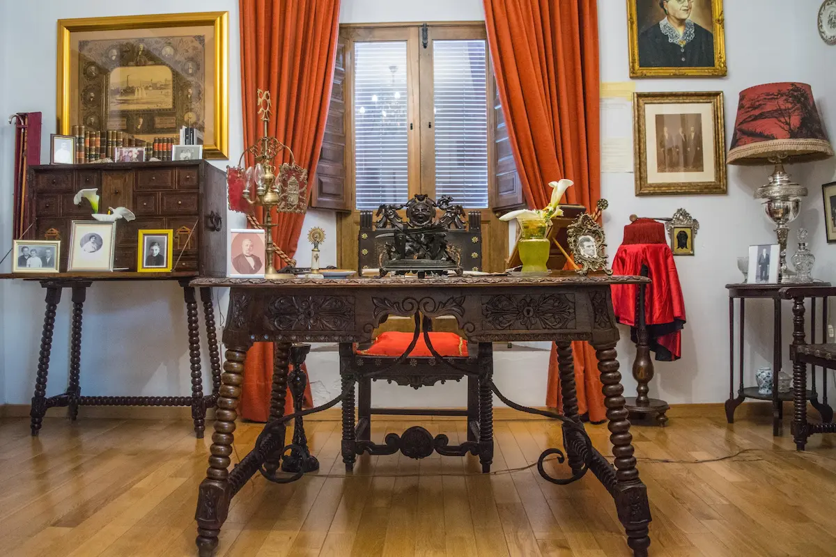 Museo Casa Paco Sola, a house full of objects from the 19th century