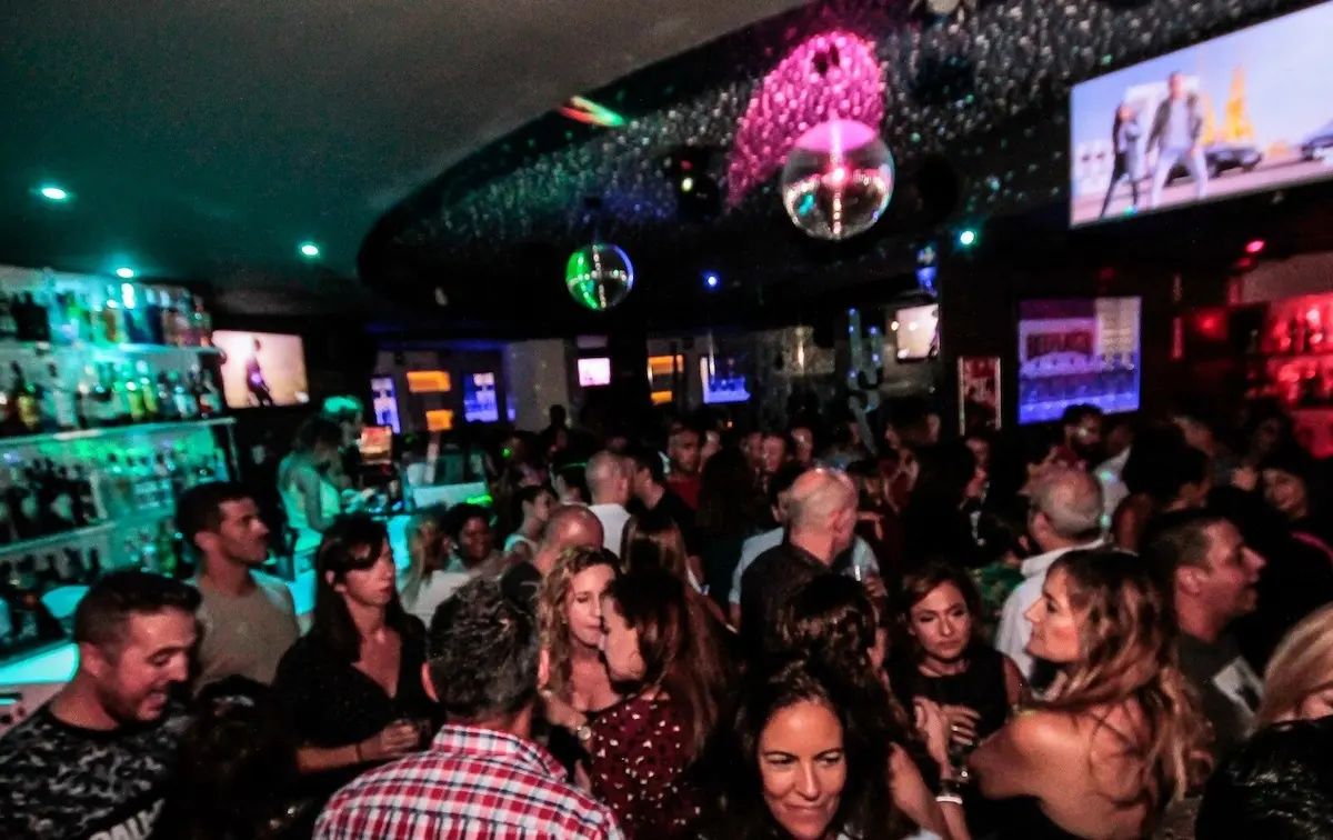 Tanzende Menschen im Barsovia-Club im Zentrum von Málaga, die die Partynacht genießen