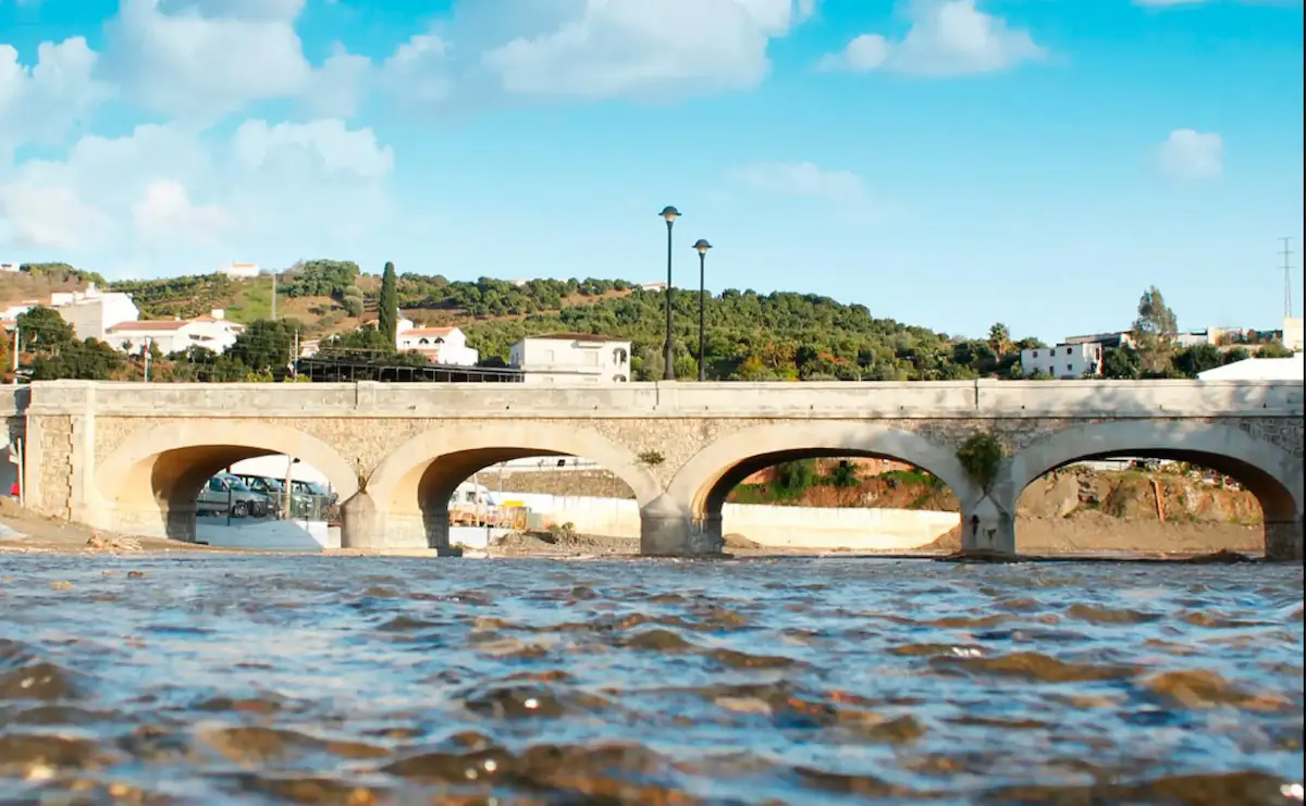 Floden Benamargosa, med den spektakulära bron Ten Eyes Bridge