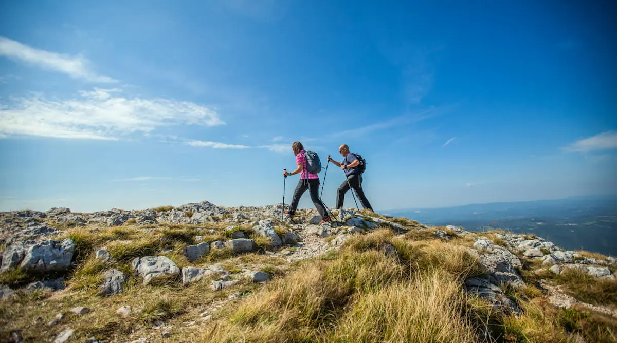 Wandelaars lopen een route op de top van een berg in Marbella