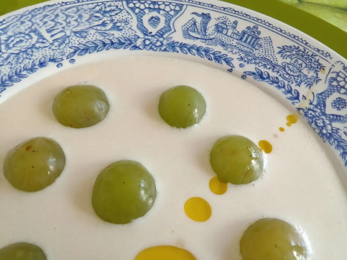 Delicioso plato de ajoblanco, típico de la zona