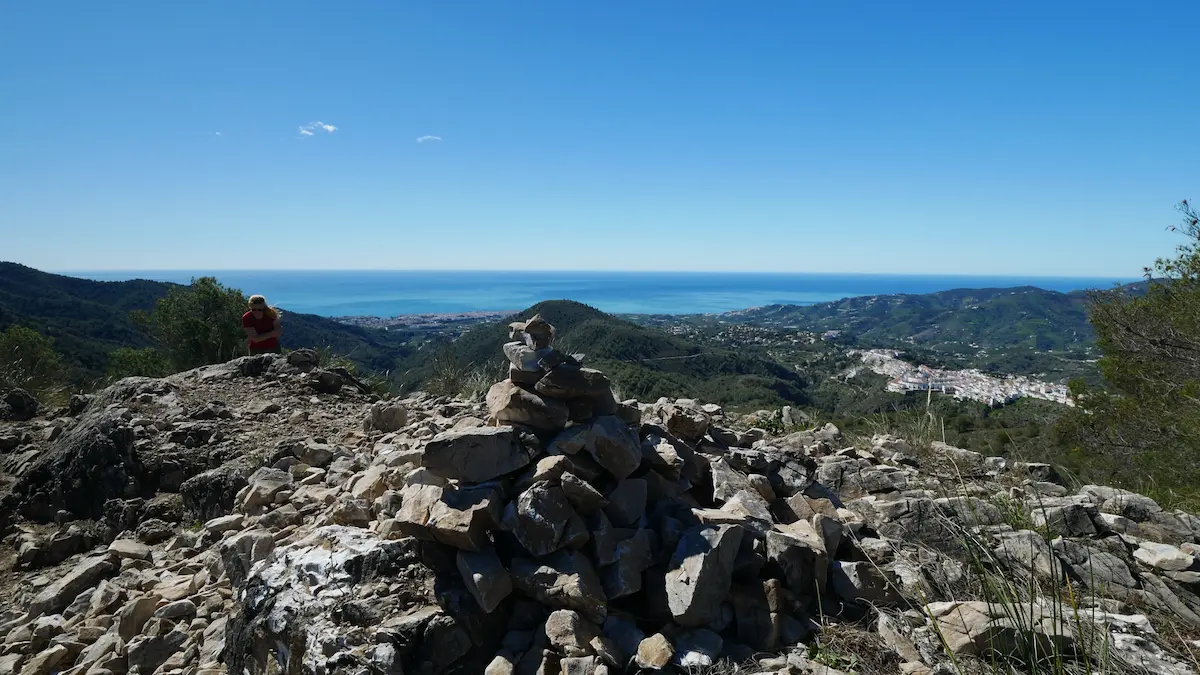 Fantastische Aussichten vom Gipfel der Ruta Cruz del Felix mit dem Meer im Hintergrund