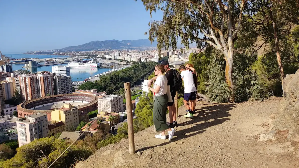 Vandrare njuter av den otroliga utsikten över Malaga från berget Gibralfaro