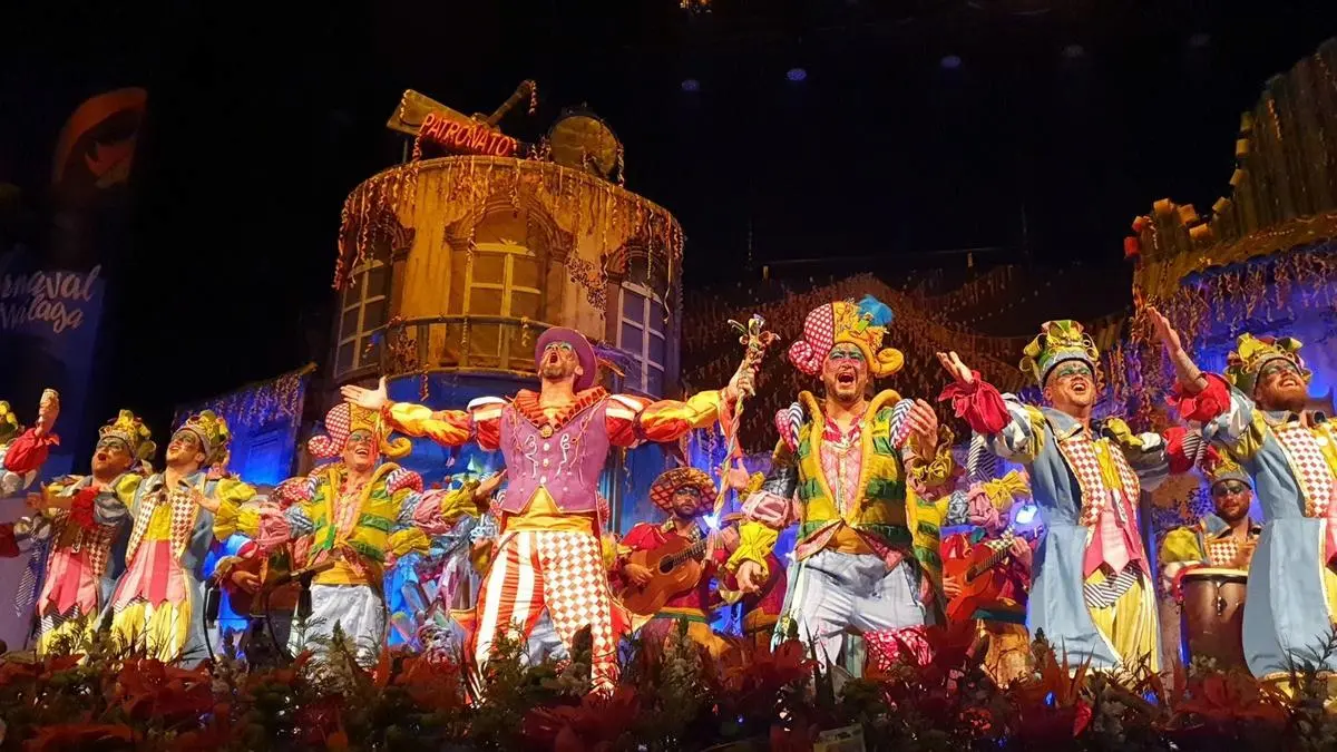 Karnevalistische Gesangsgruppe beim Auftritt im mythischen Teatro Cervantes