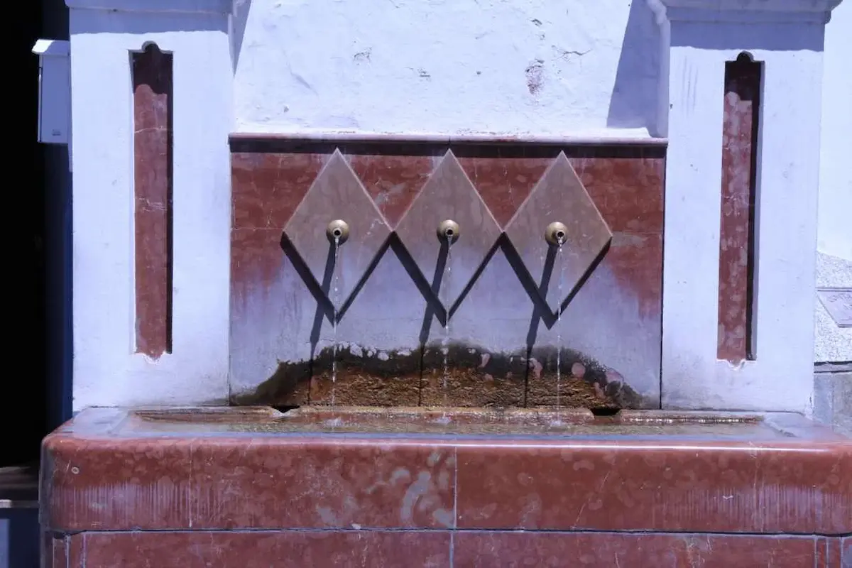 Fuente del Poyo, ein rechteckiger Springbrunnen mit drei Wasserspeiern