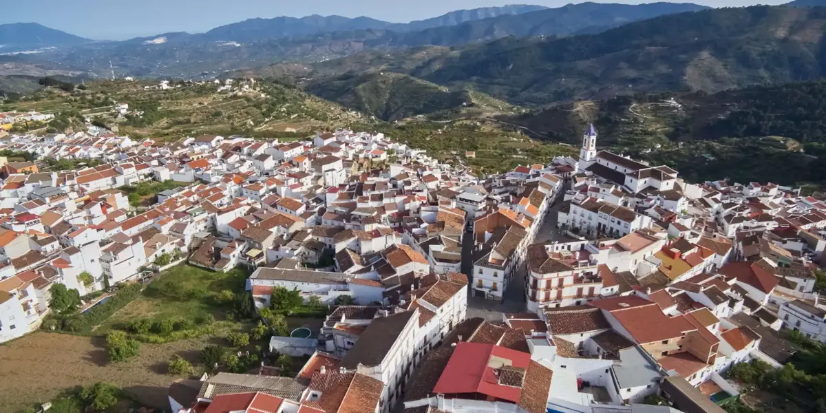 Vista dalle alture del villaggio di Yunquera