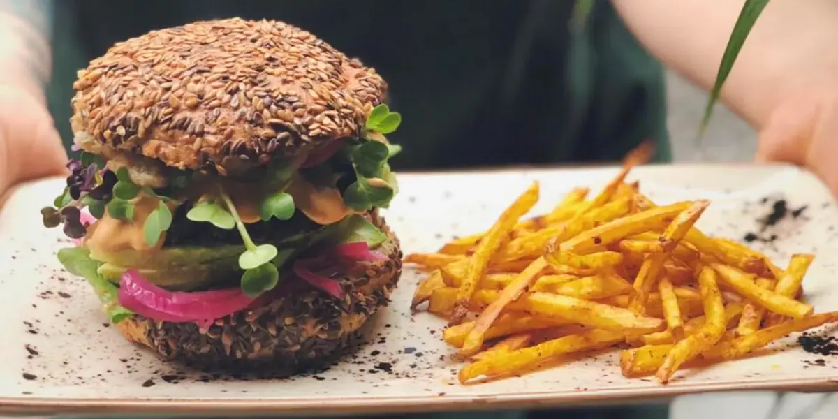 Incroyable hamburger végétalien avec frites au restaurant MIMO Vegan