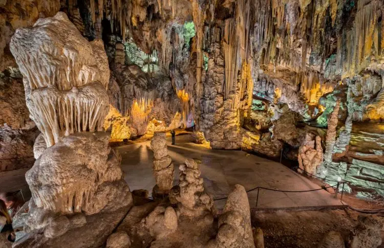 De grootste stalagmiet ter wereld, in de Cuevas de Nerja