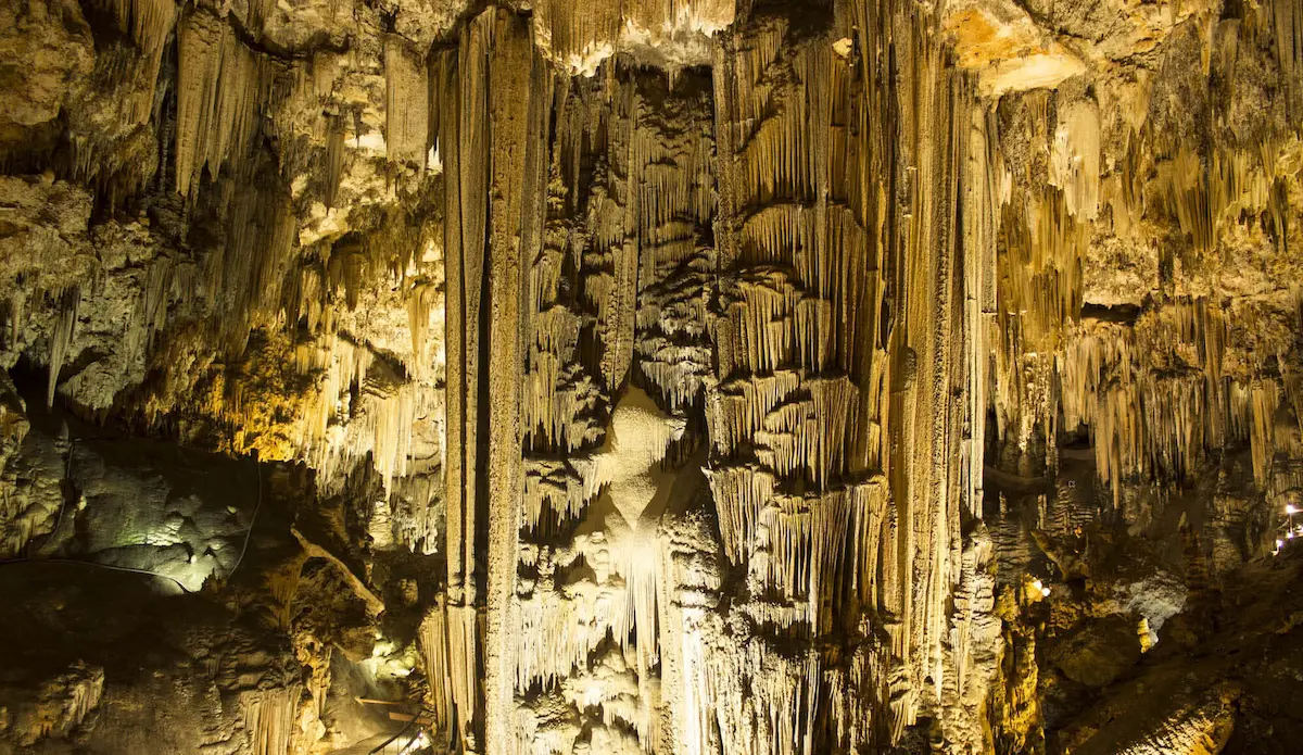 Beeindruckende Stalaktiten in den Cuevas de Nerja, Millionen von Jahren alt