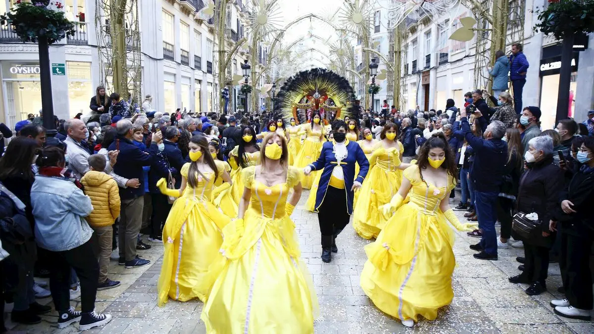 Vrouwen in kostuum paraderen in de Grote Optocht van Calle Larios
