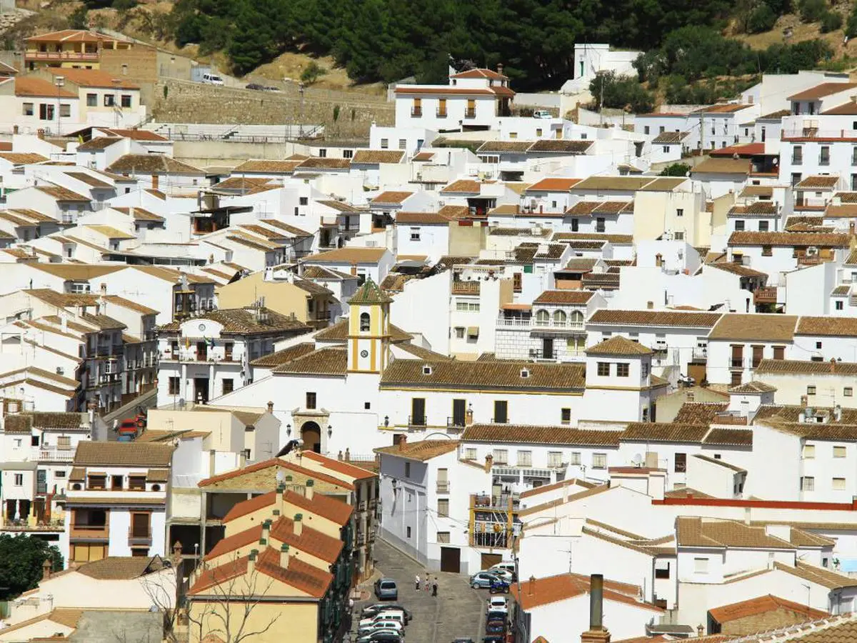 Valle de Abdalajís, Blick auf die Straßen und weißen Häuser des Dorfes