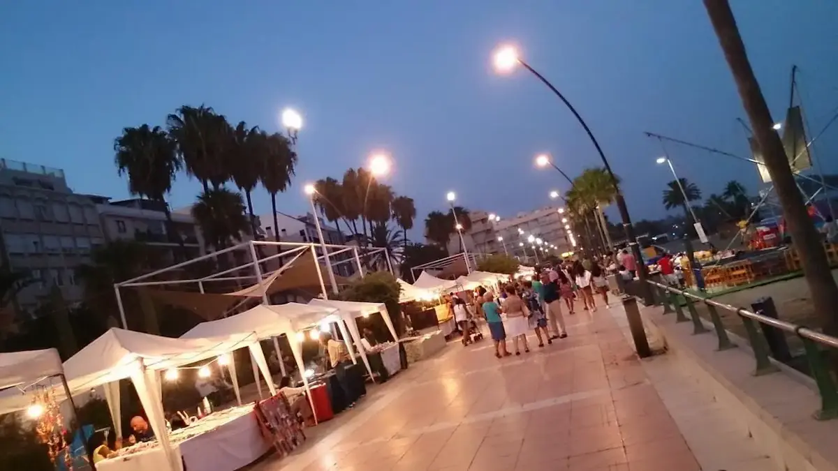 Verlichte kraampjes op de avondmarkt van Estepona