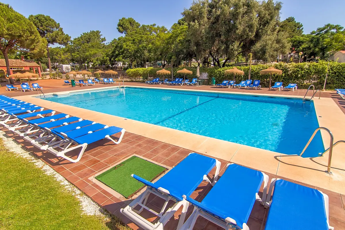 La increible piscina de Camping Cabopino en Marbella
