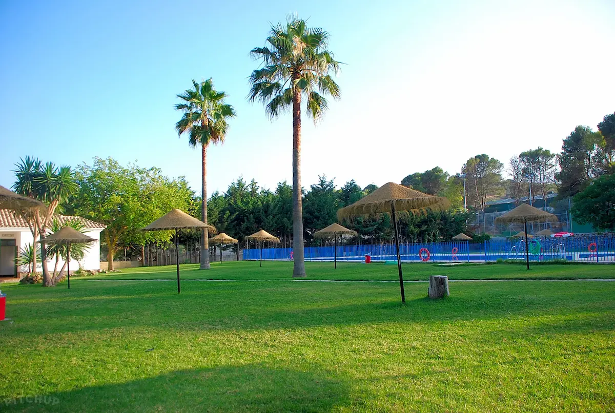 Gazon du Camping Sierra de las Nieves à Yunquera, Málaga