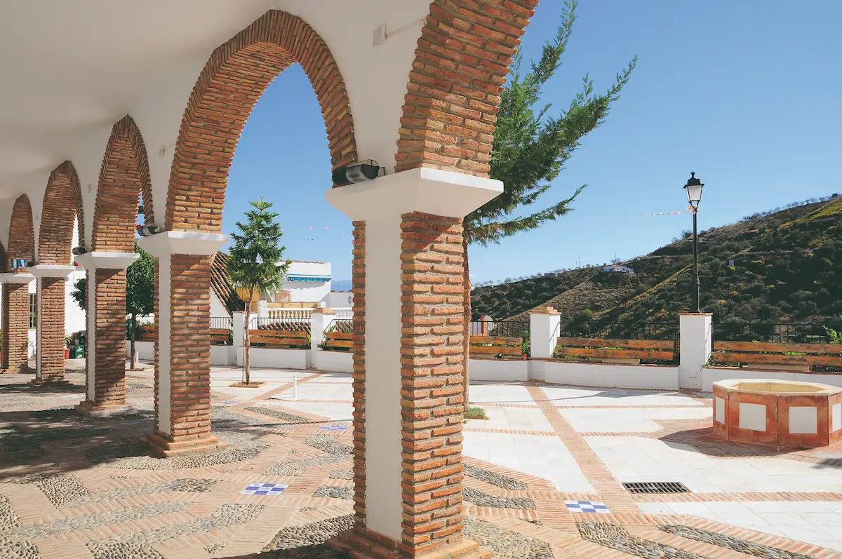 Archi del villaggio di Cútar che si affacciano su una piazza con punto panoramico