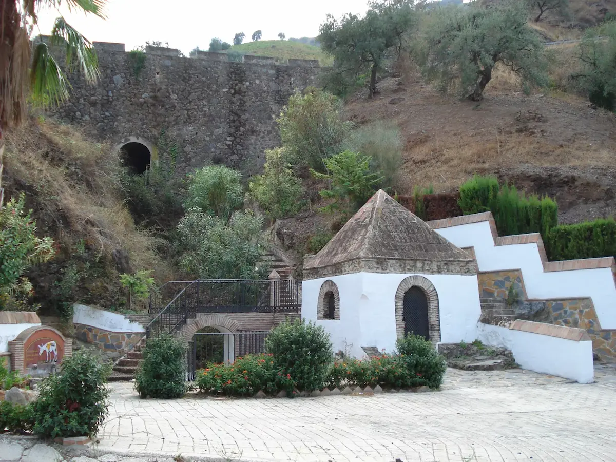 Fontaine arabe de Cútar du XVIe siècle en parfait état