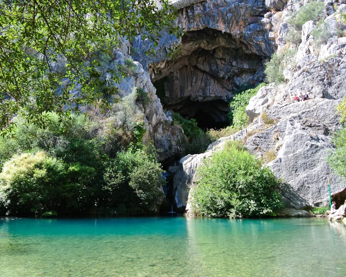 De spectaculaire ingang van de Cueva del Gato