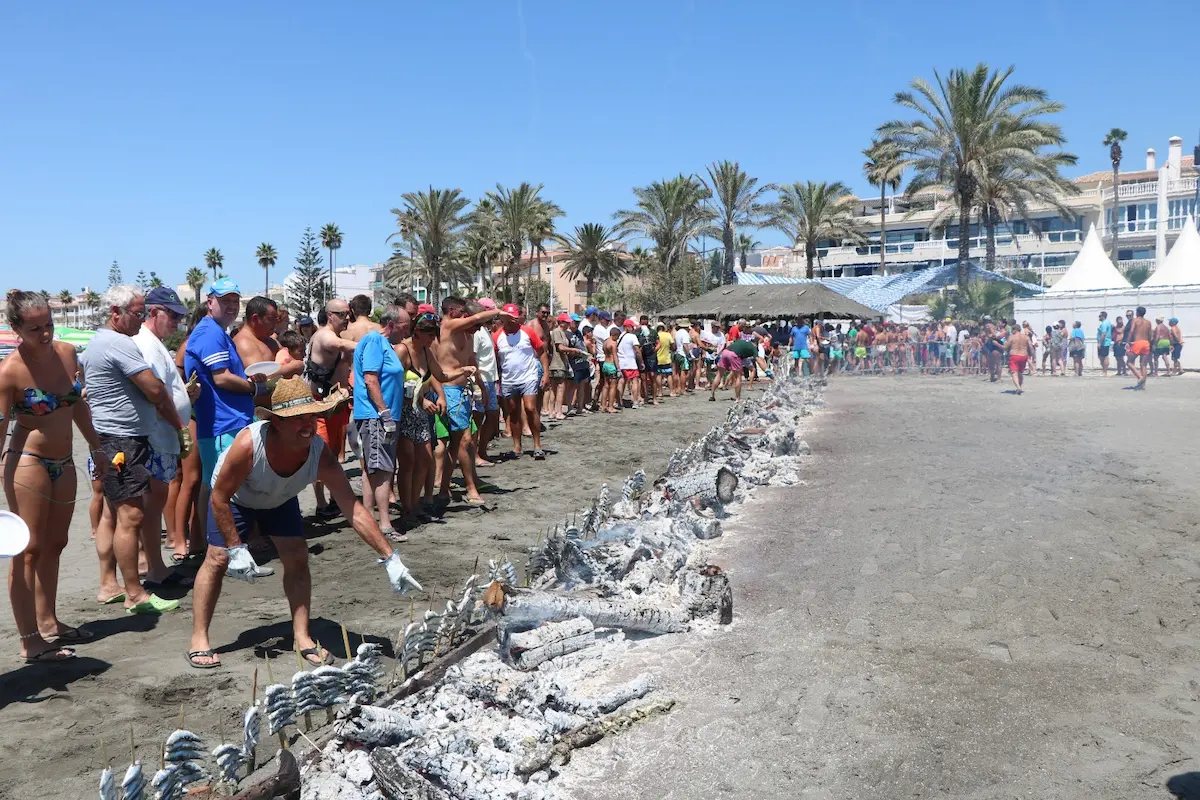 Toeschouwers bij de augustusmarkt op het strand van El Morche
