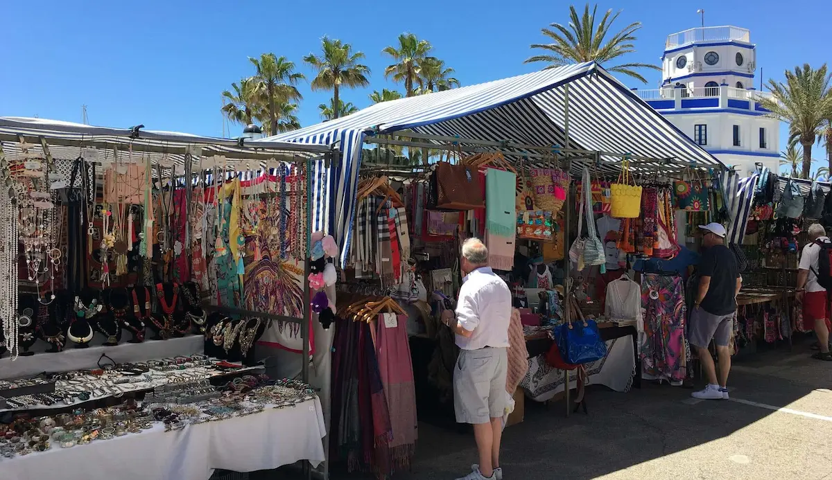 Gente che passeggia nel famoso mercato domenicale di Estepona