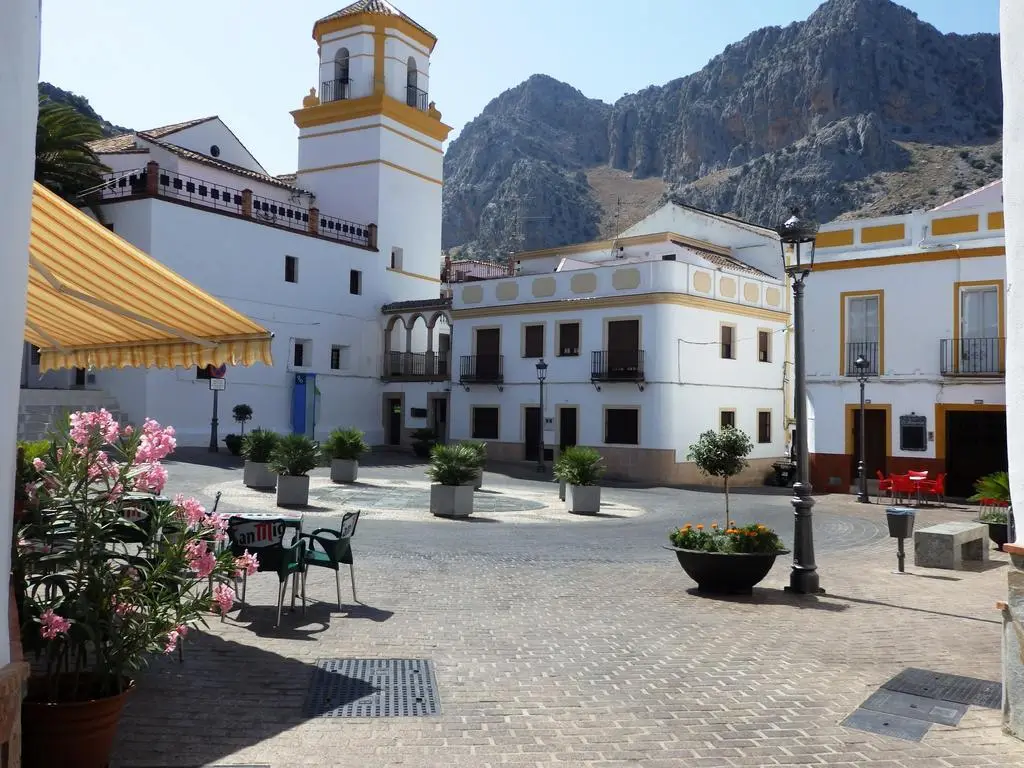 Die Plaza de la Constitución in Montejaque, mit der Kirche im Hintergrund