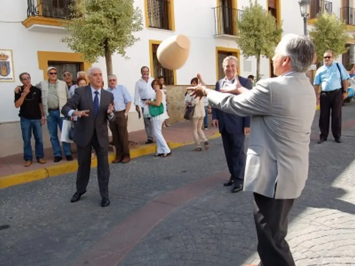 Montejaqueños playing the popular game of the pitcher of Montejaque