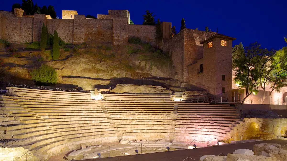 Het Romeinse Theater van Málaga 's nachts verlicht