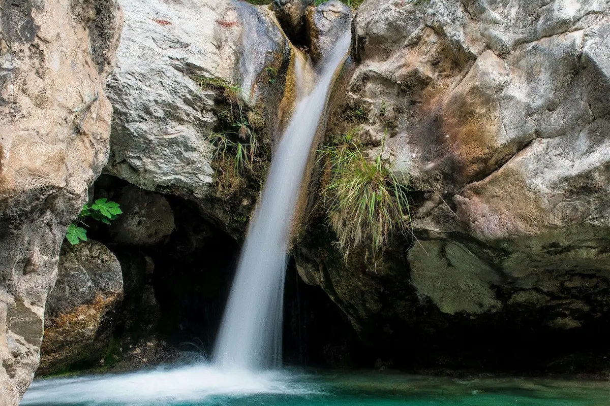 Einer der spektakulären Wasserfälle des Chillar-Flusses