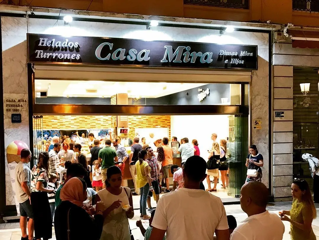 Casa Mira ijssalon vol met mensen 's nachts