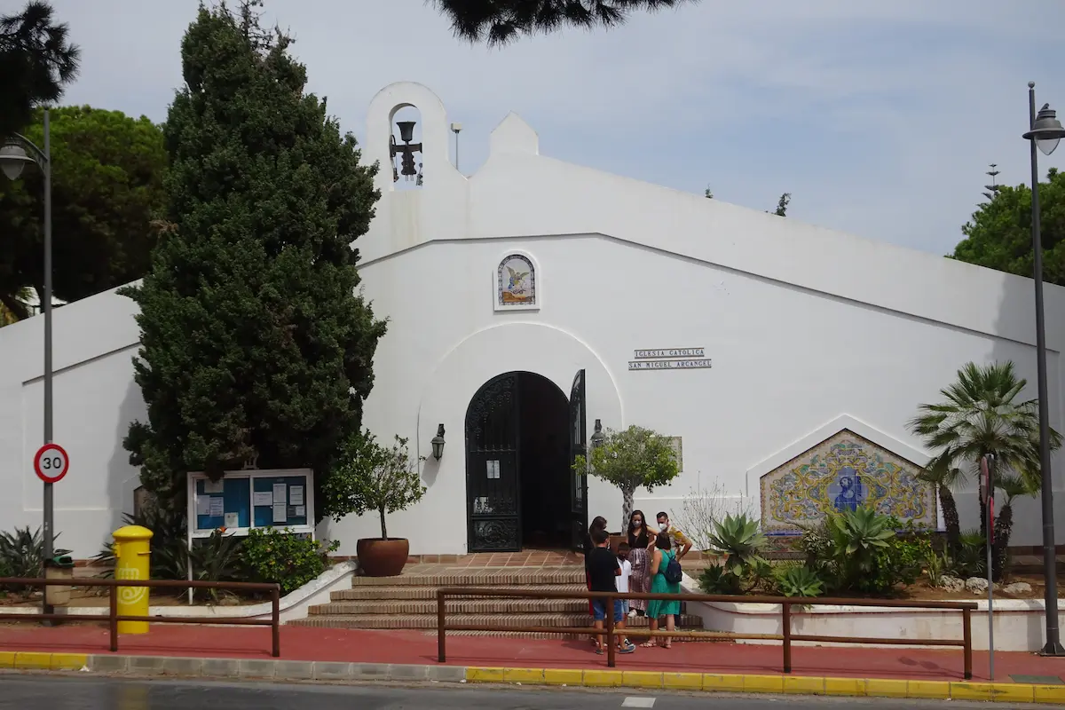 De kerk van San Miguel in Sitio de Calahonda