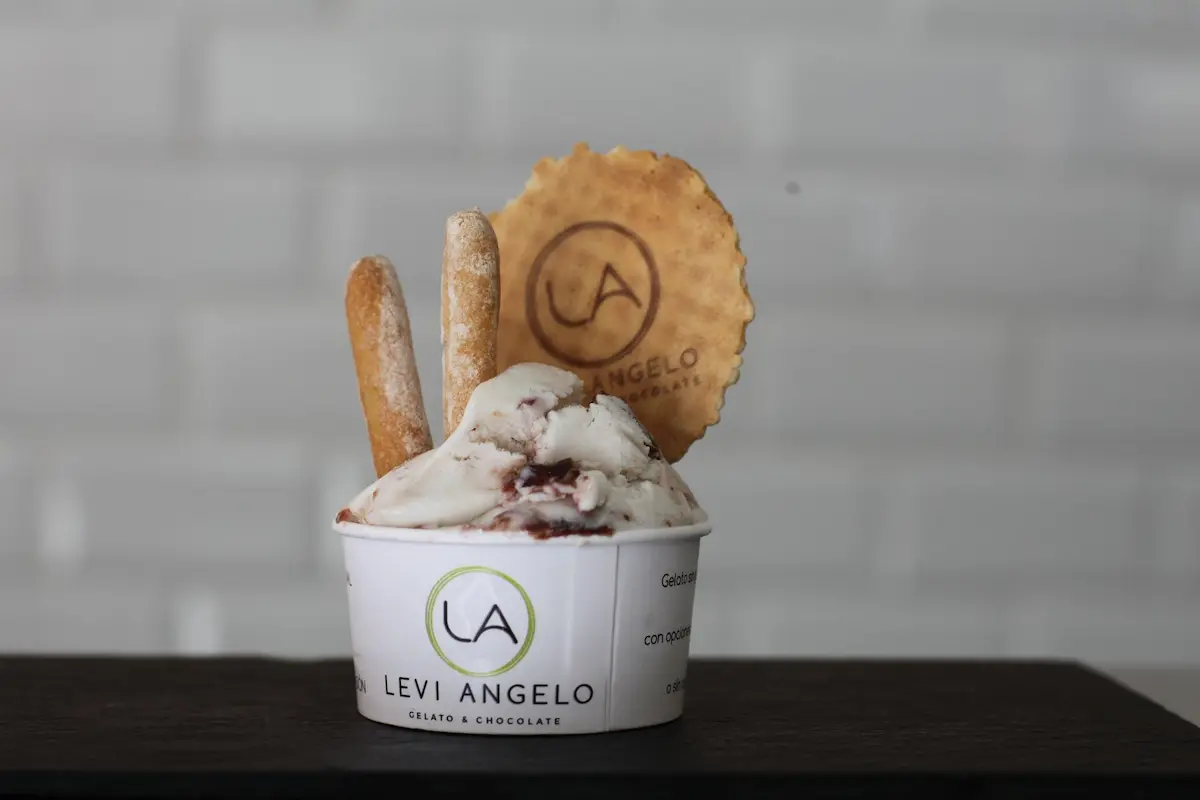Tarrina de helado de Levi Angelo Gelato & Chocolate