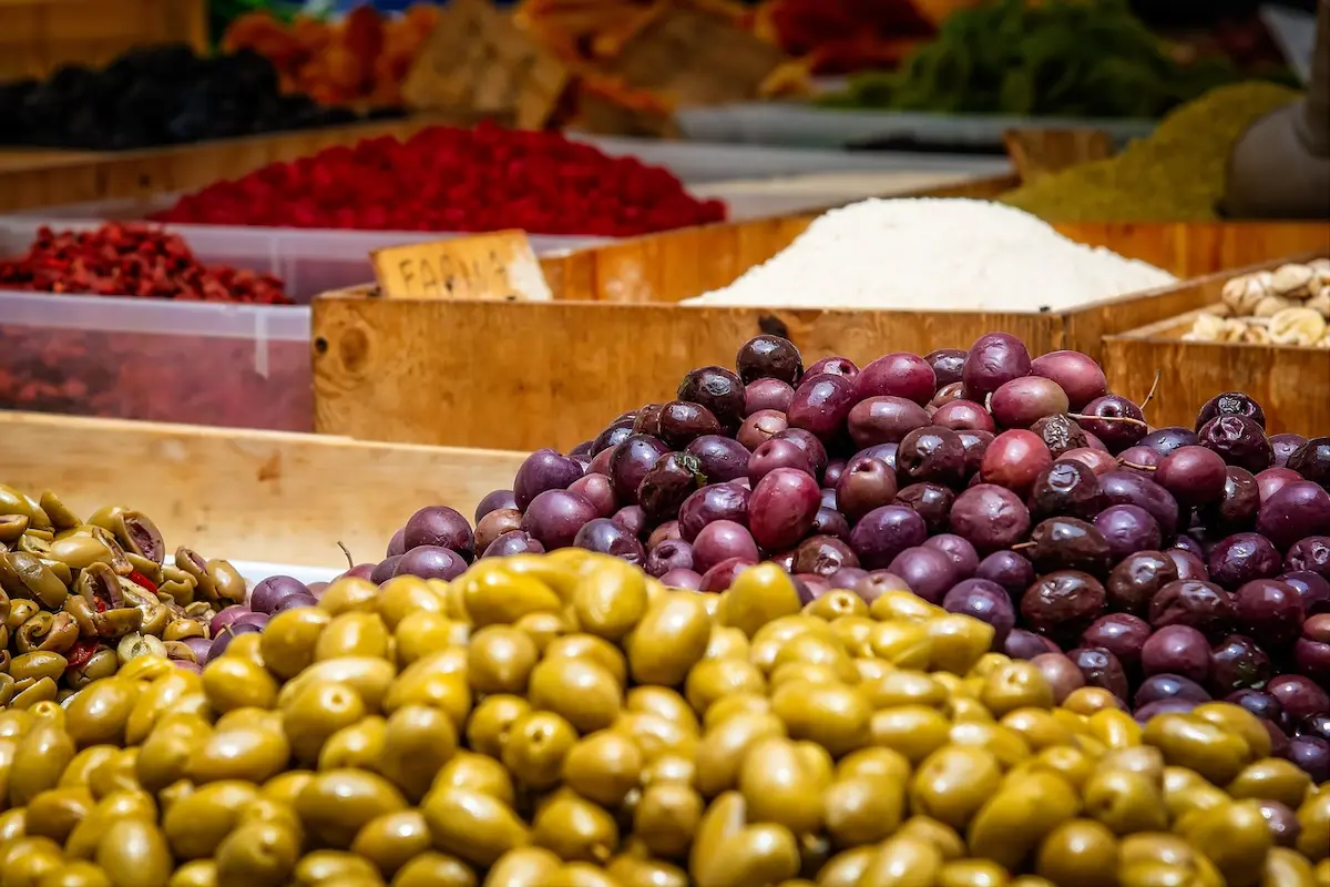 Oliven von einem Stand auf dem Flohmarkt von Nerja