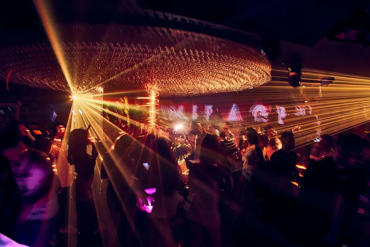 Lichter und Party im berühmten Nachtclub Mirage in Marbella