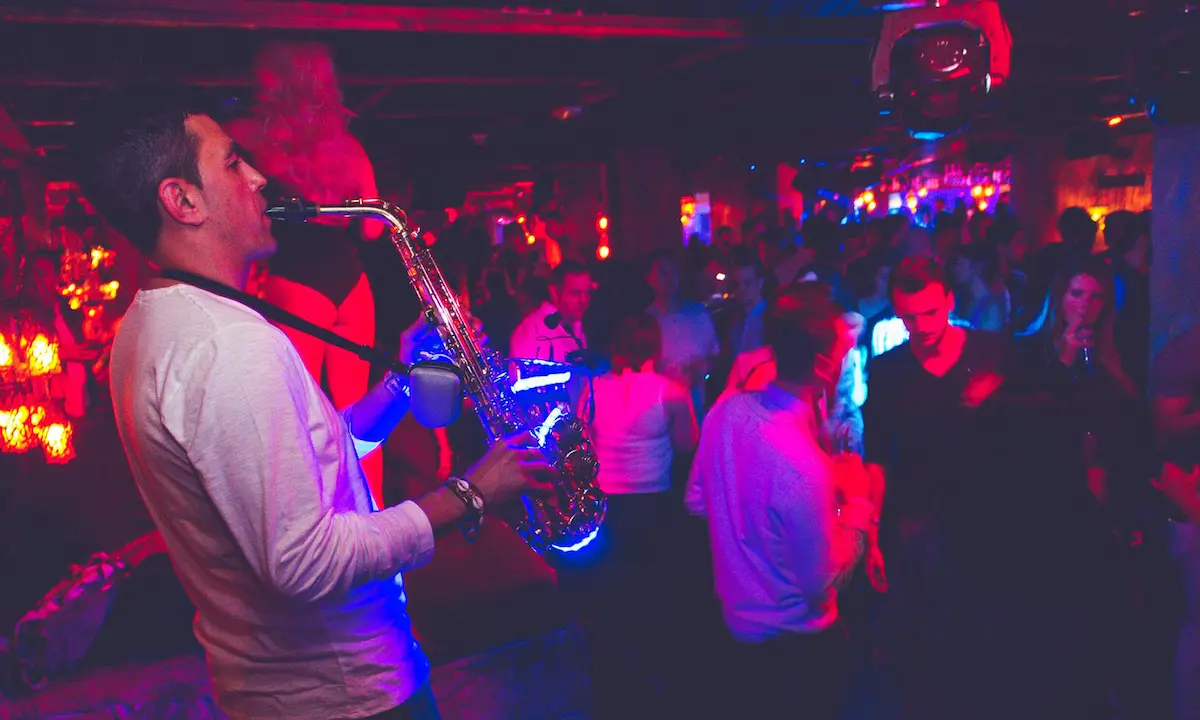 Saxofonista tocando en la discoteca Seven, en Marbella