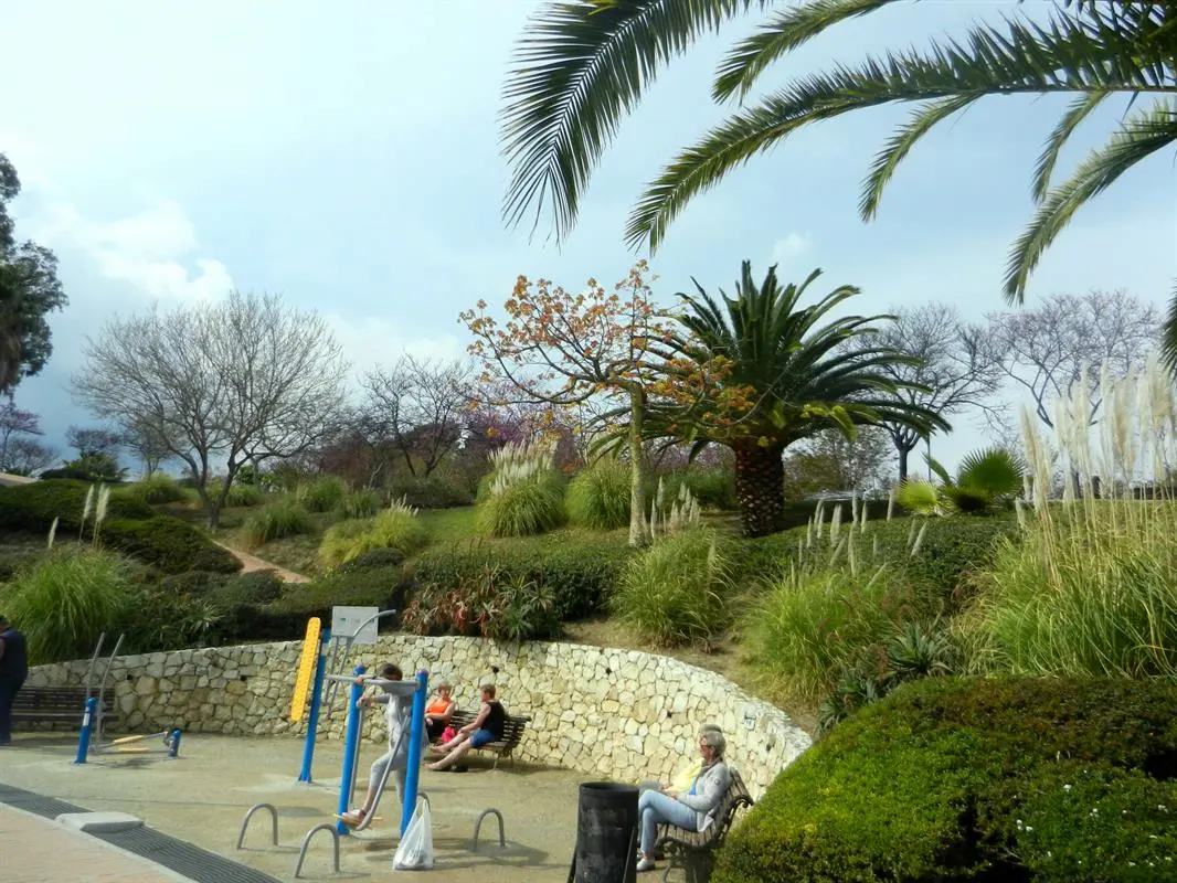 Rustzone met zitplaatsen in het Parque de la Paloma