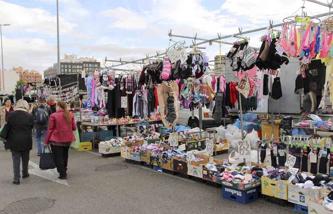 Von Kleidung bis Obst und Gemüse auf dem Flohmarkt in Torremolinos
