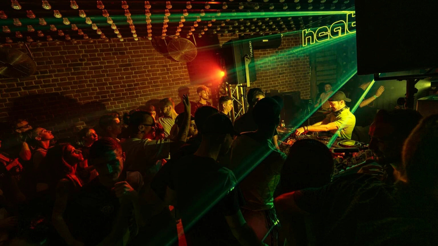 Disfruta de un club donde la música electrónica, techno y dance, son las grandes protagonistas