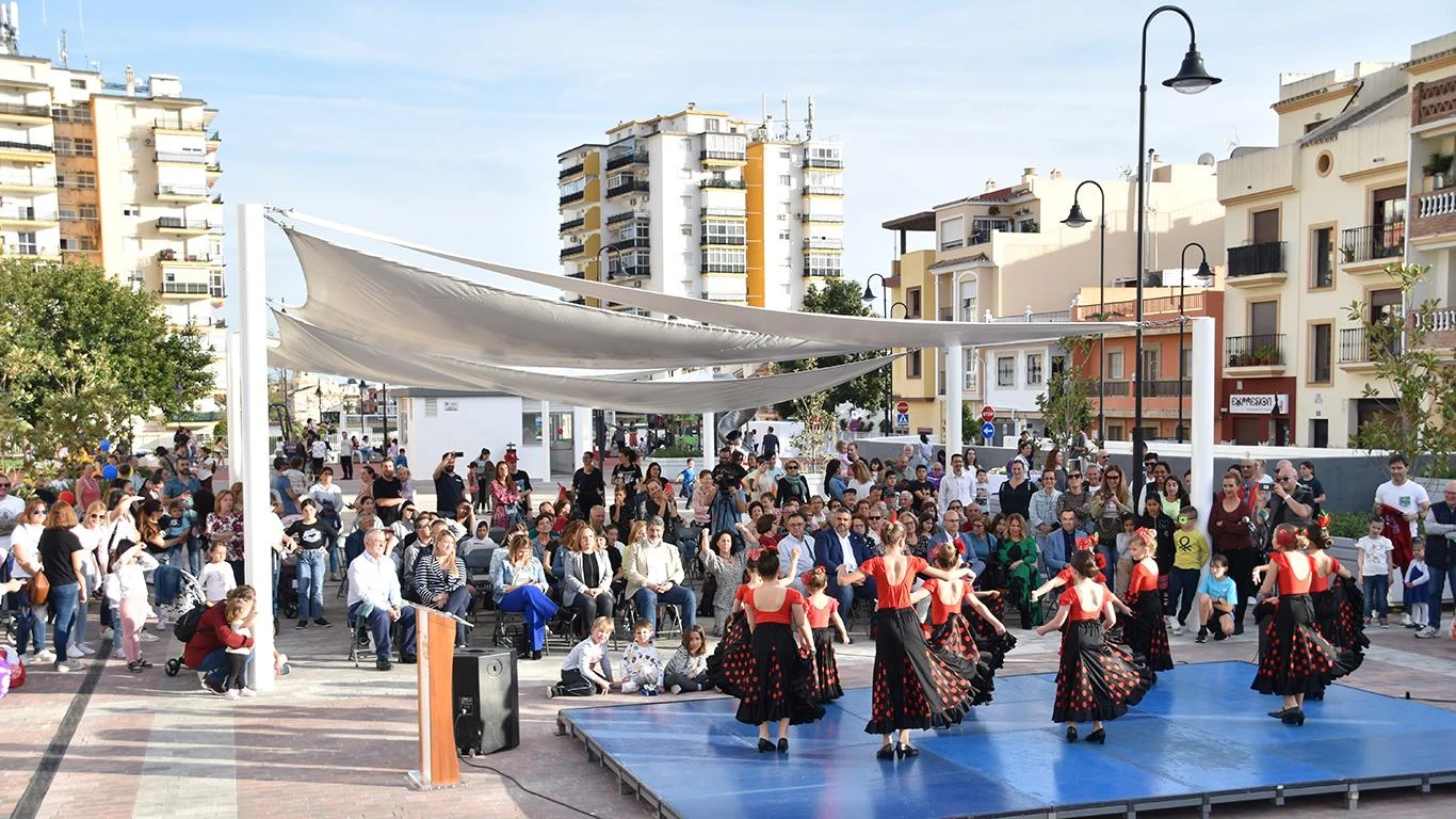 Flamencodansende meisjes bij de opening van het park