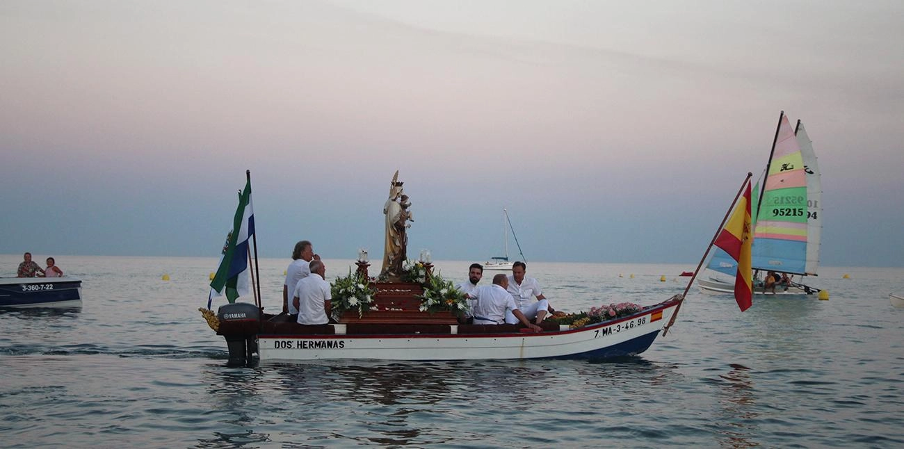 De Virgen del Carmen wordt gedragen door het water van Mijas