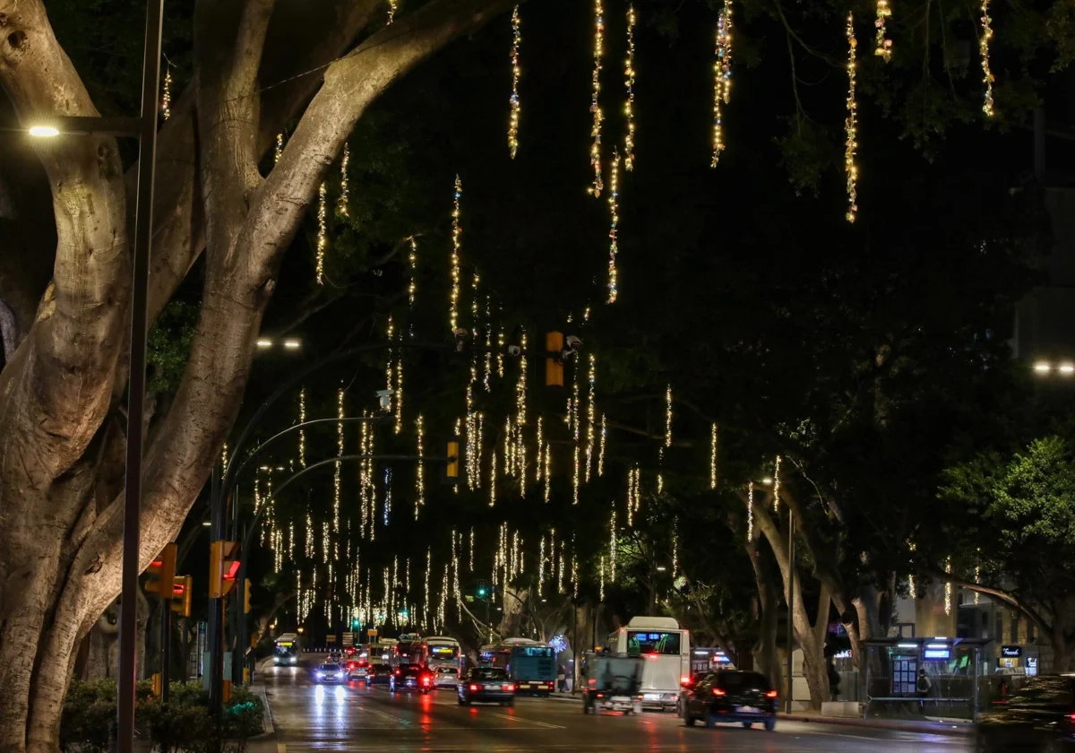 Alameda principal met verlichte kerstbomen